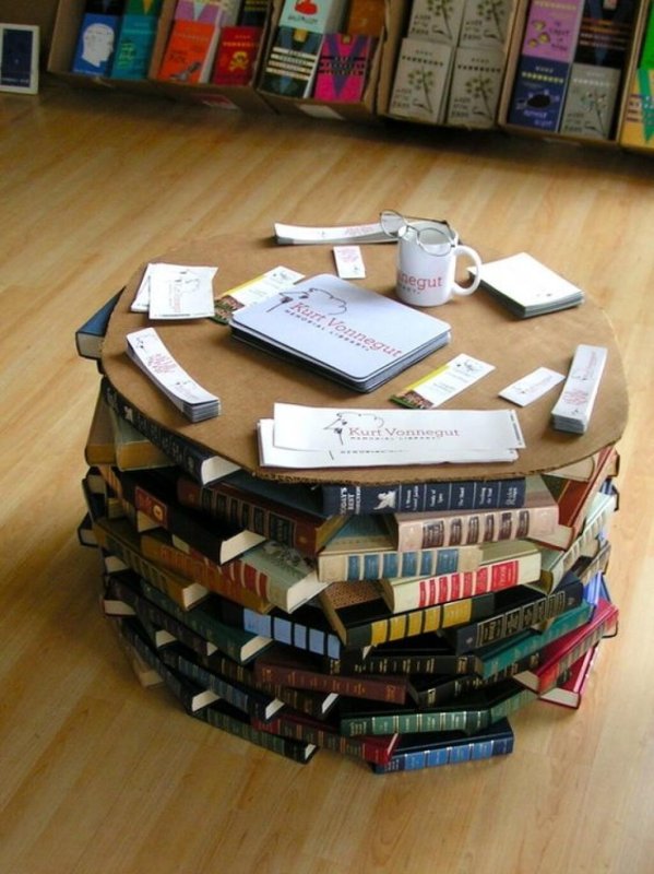 Кресло с книжными полками