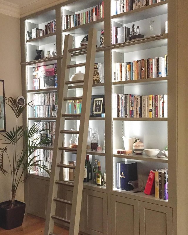 Книжный шкаф