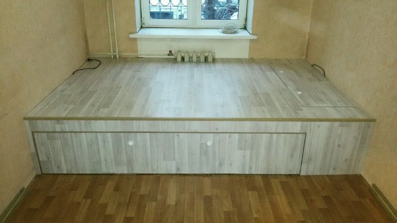 Кровать-подиум с ящиками