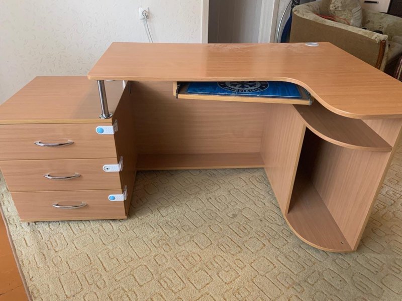 Сломанный компьютерный стол