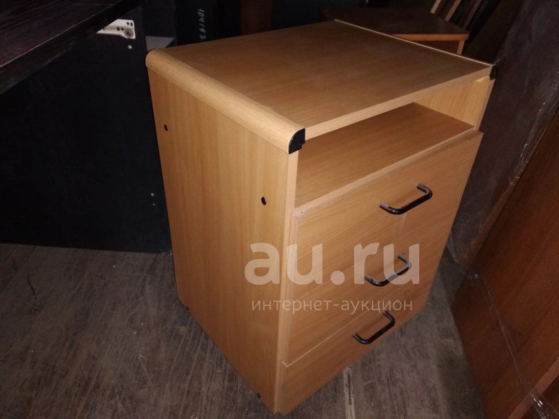 Сломанная тумбочка