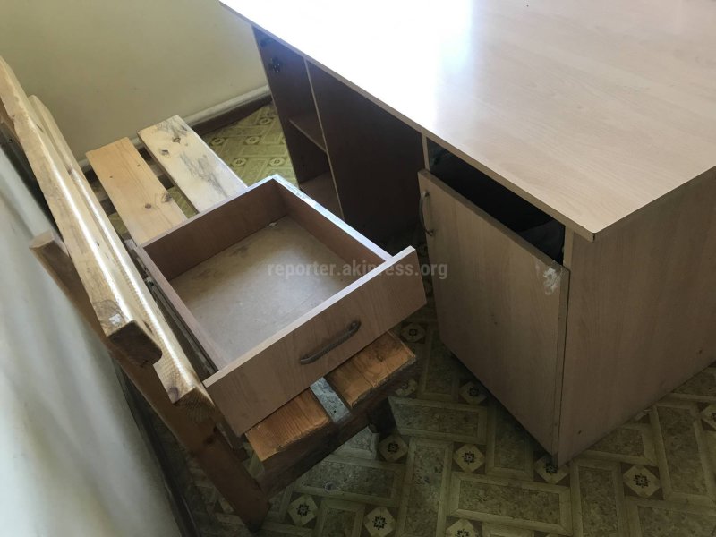 Сломанная офисная тумбочка