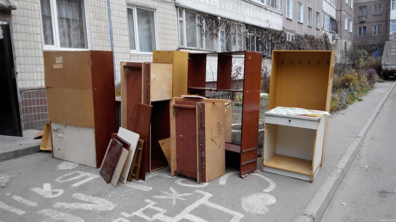 Свалка старой мебели