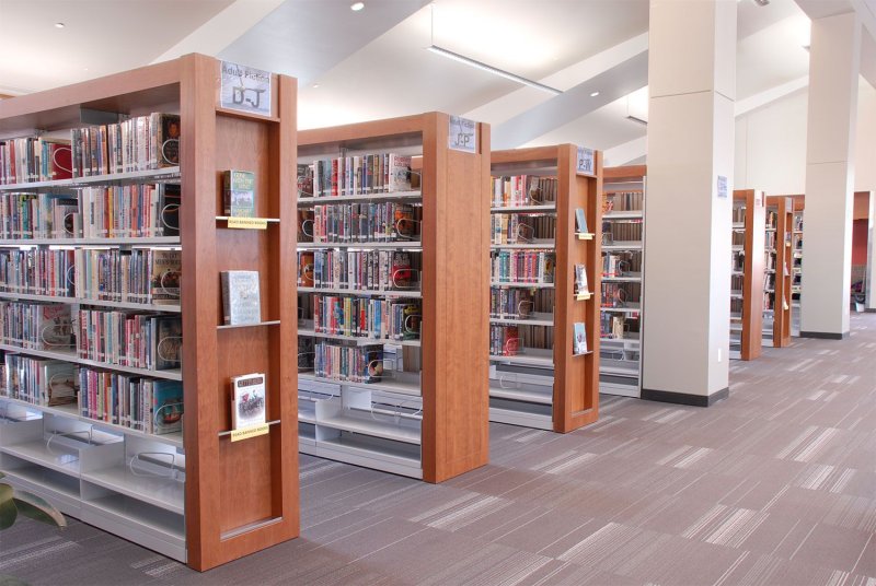 Библиотечные книжные стеллажи