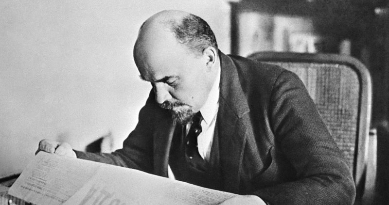 Ленин читает газету правда