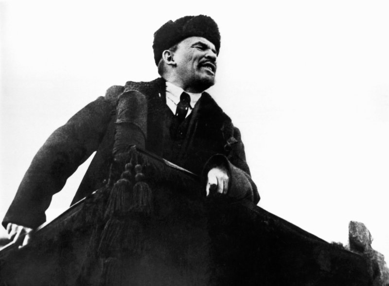 Владимир Ленин на трибуне