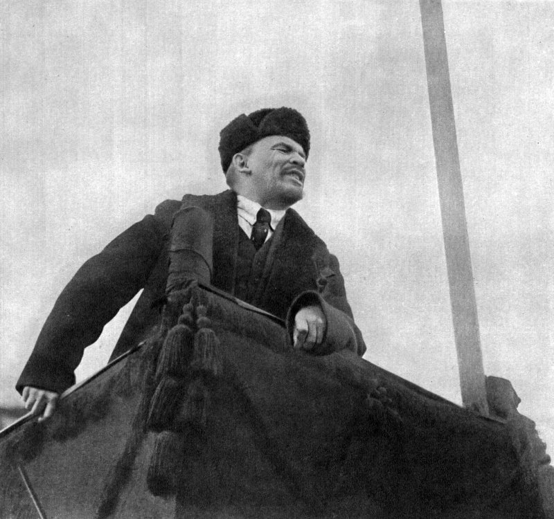 Ленин Владимир Ильич на трибуне