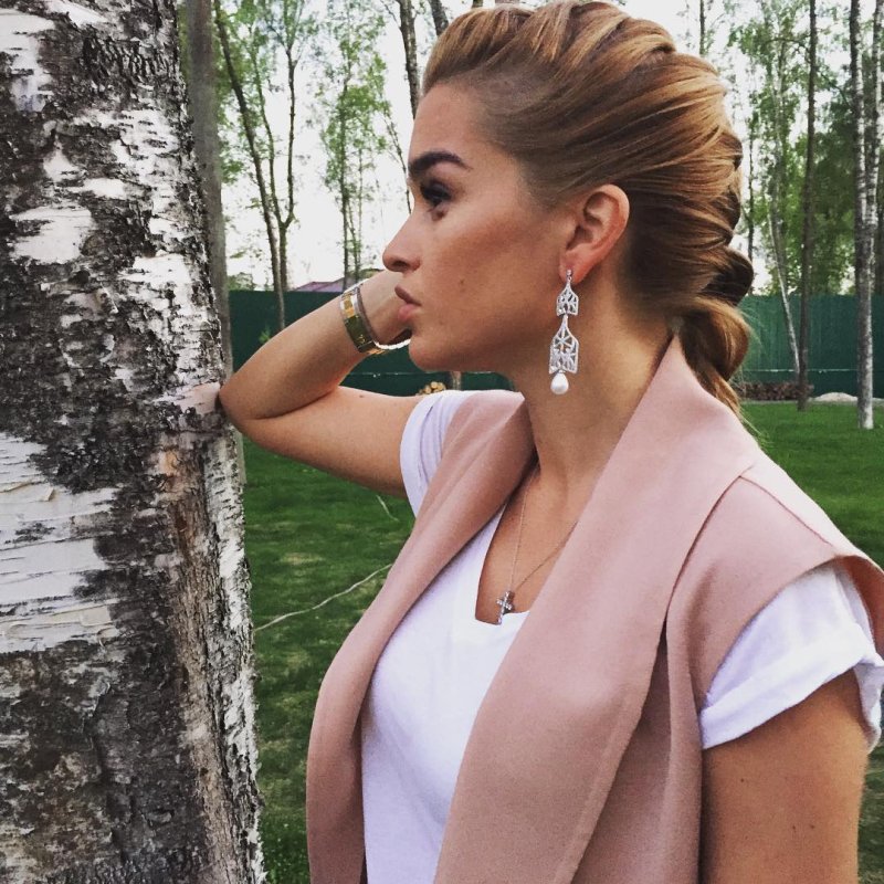 Бородина в белом платье