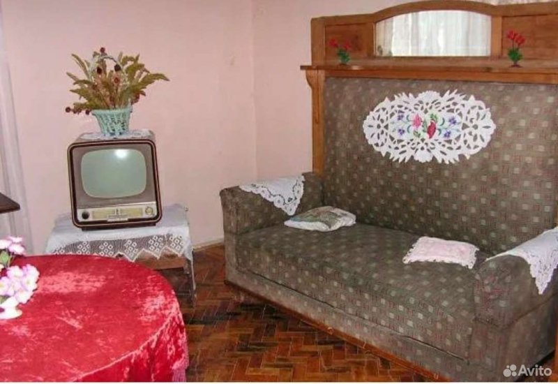 Диван в старой квартире