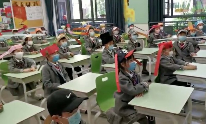 Китайские дети пишут за партой