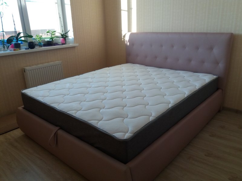 Много мебели кровати и матрасы