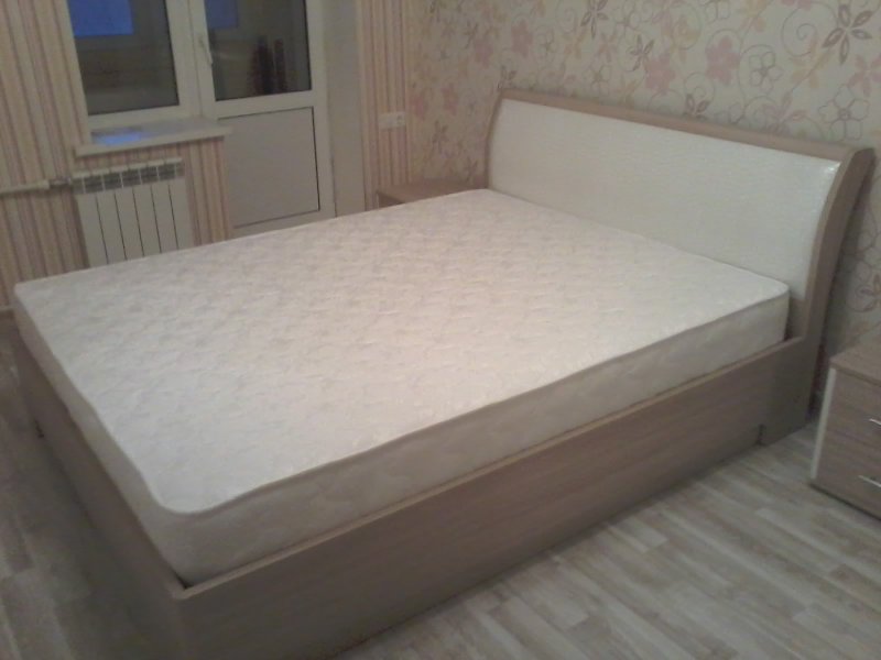 Кровати фирмы много мебели