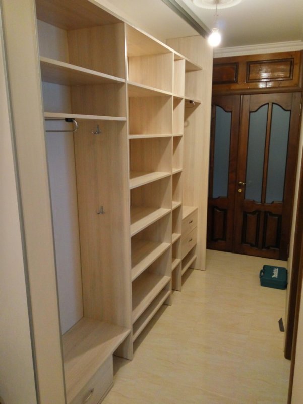 Шкаф в узкую длинную прихожую