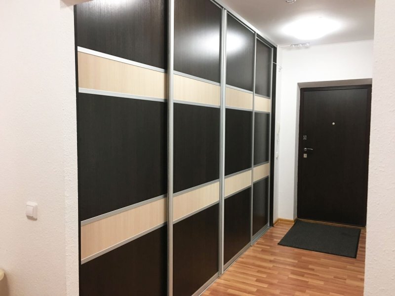 Встроенный шкаф в маленькой прихожей