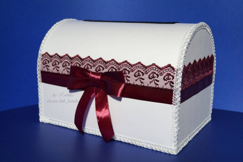 Сундук с новогодними игрушками