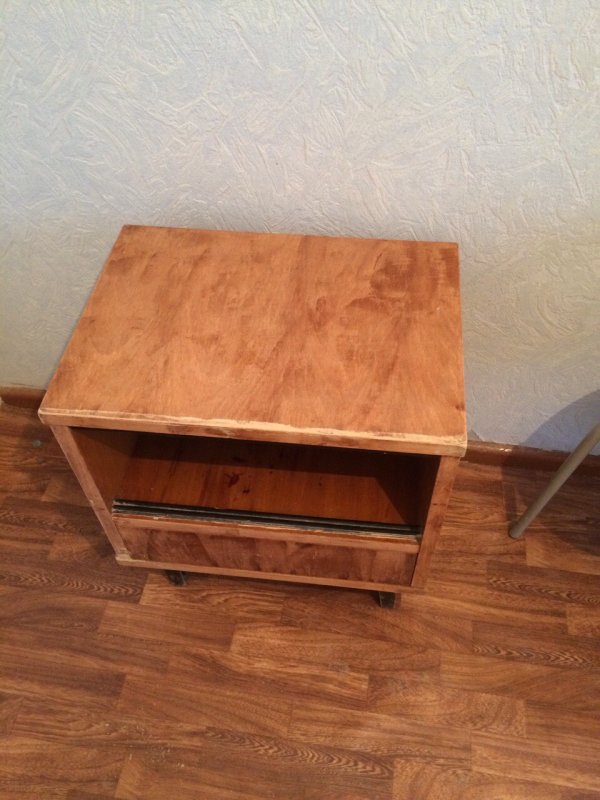 Сломанная тумбочка