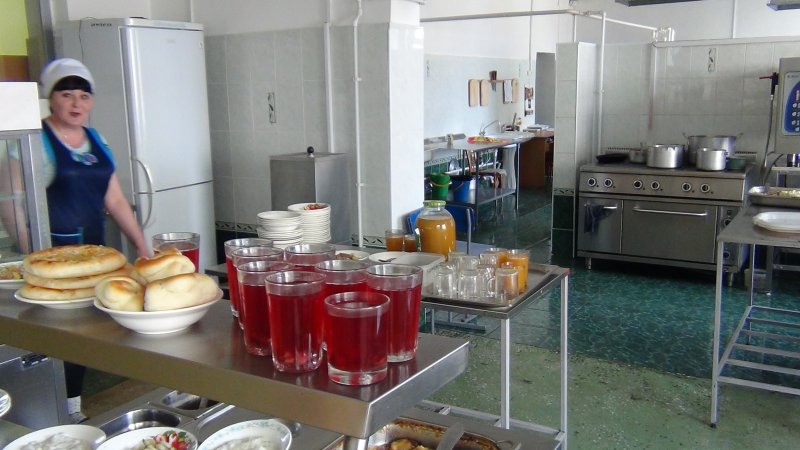 Стол для раздачи горячего питания в школьной столовой