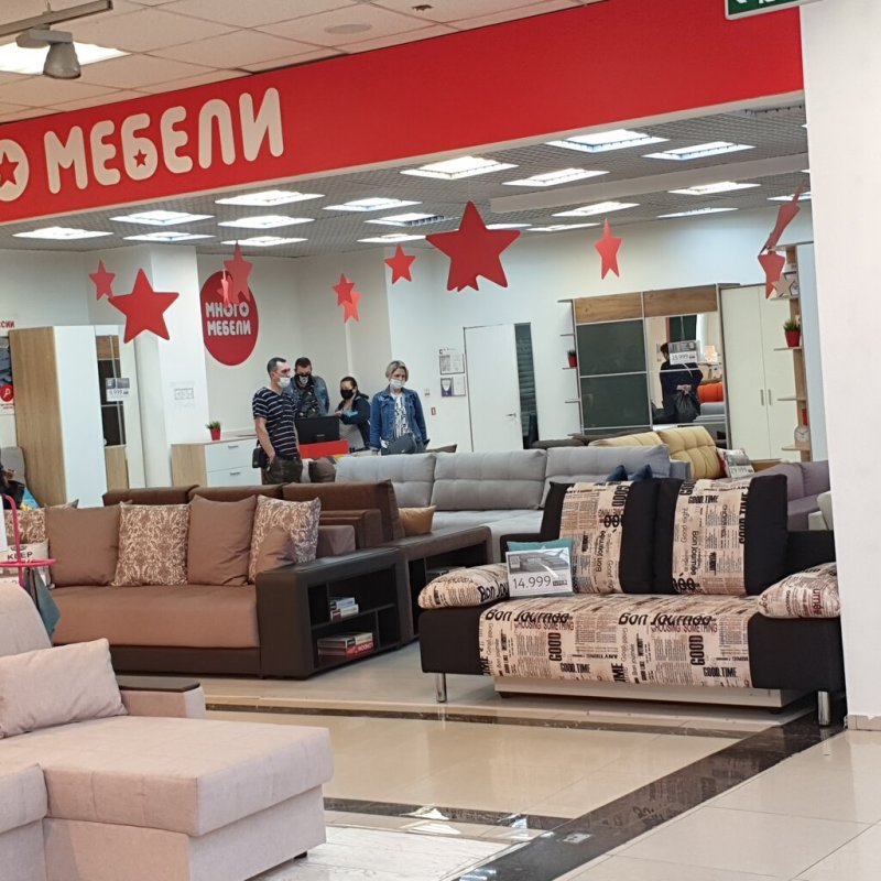 Большой магазин мебели