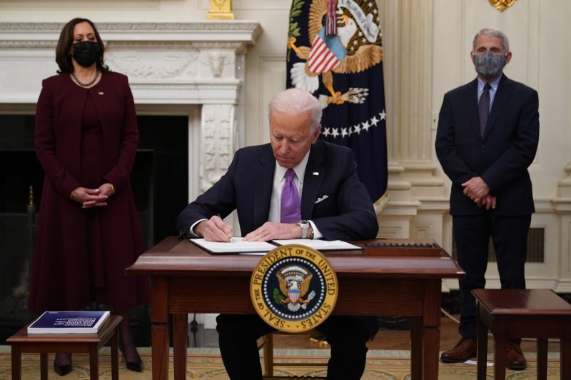 Дональд Трамп в Овальном кабинете