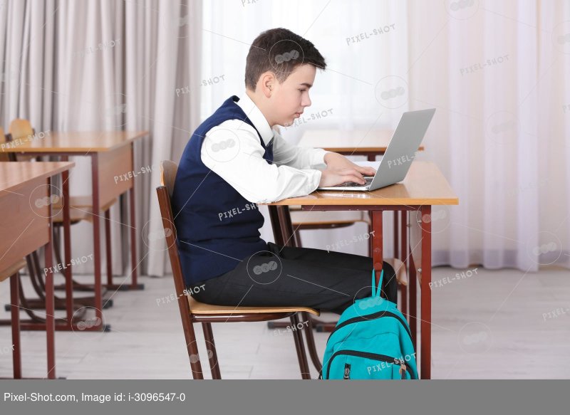 Ученик сидит за партой