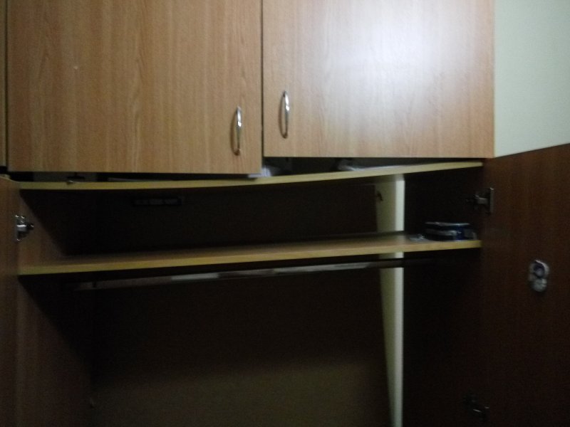 Сломанный шкаф для одежды