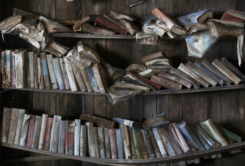 Старинный стеллаж с книгами
