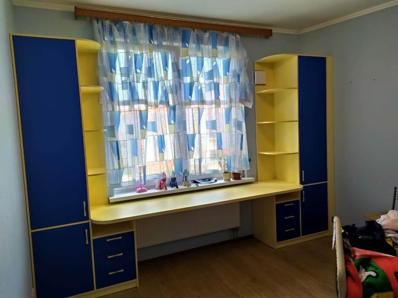 Стол у окна в детской