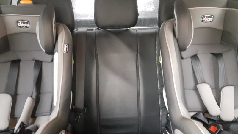 Mazda SX 30 два детских кресла сзади