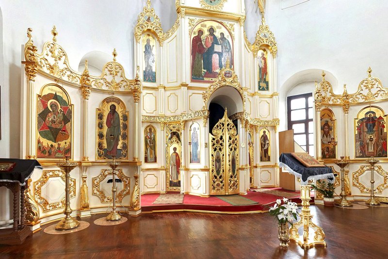 Иконостас алтарь в церкви