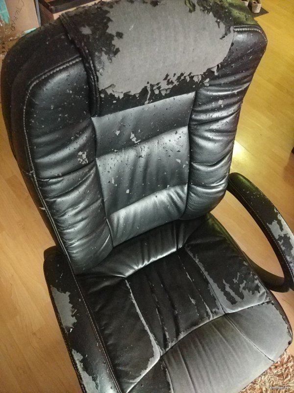 Сломанное кожаное кресло