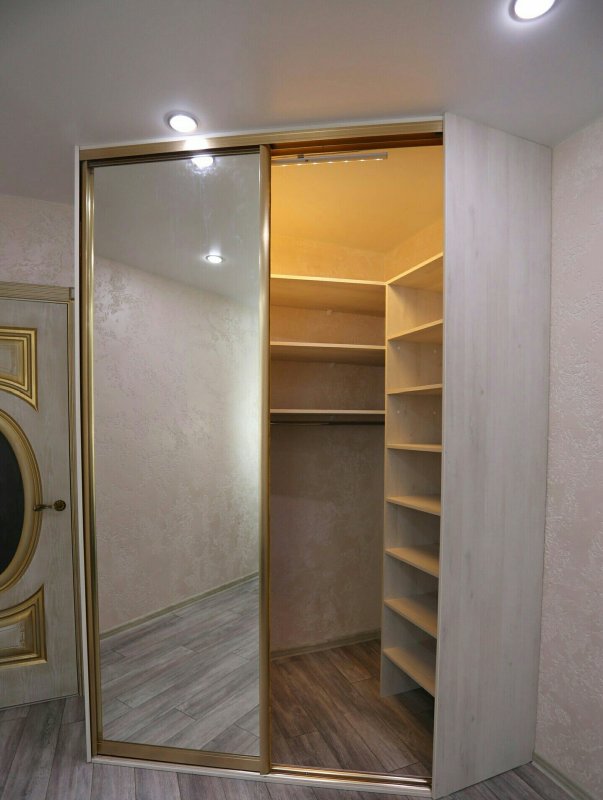 Угловая гардеробная с дверями купе