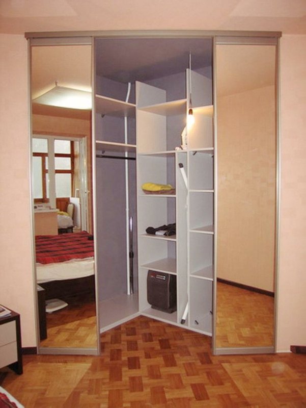 Угловой шкаф в нишу