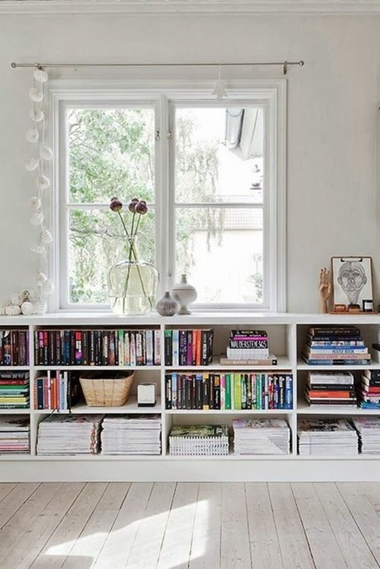 Комната с книжными полками