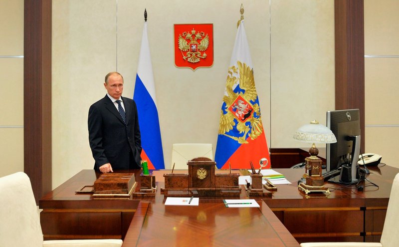 Владимир Путин в кабинете президента в Кремле