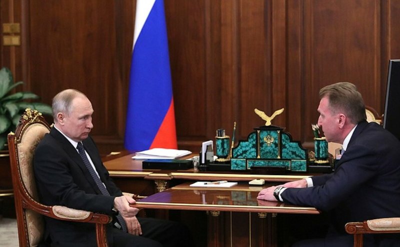 Владимир Путин в кабинете президента в Кремле