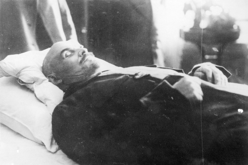 Человек в инвалидной коляске со знаком вопроса