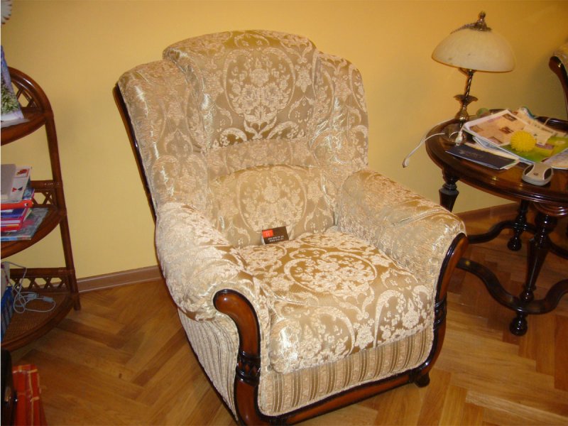 Старые мягкие кресла