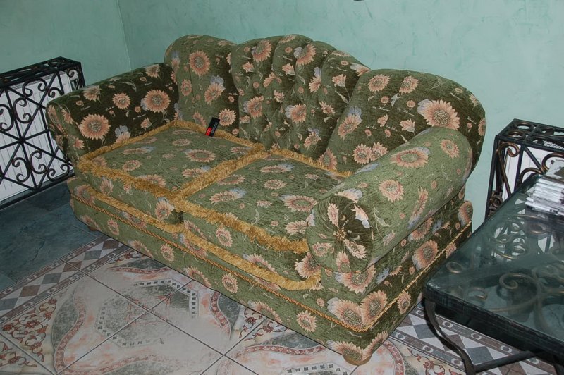 Диван обшитый гобеленом
