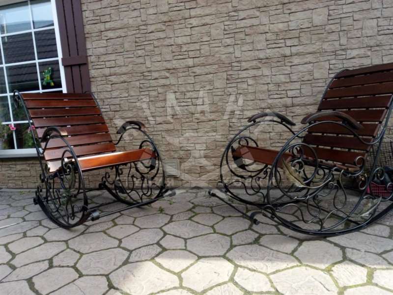 Скамейка качалка из профильной трубы