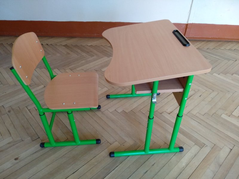 Парта для школьника в школе