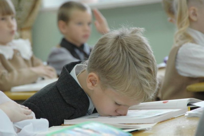Ученик сидит за партой