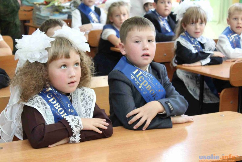 Дети в школе за партой