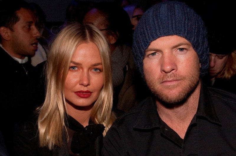 Sam Worthington Лара Бингл