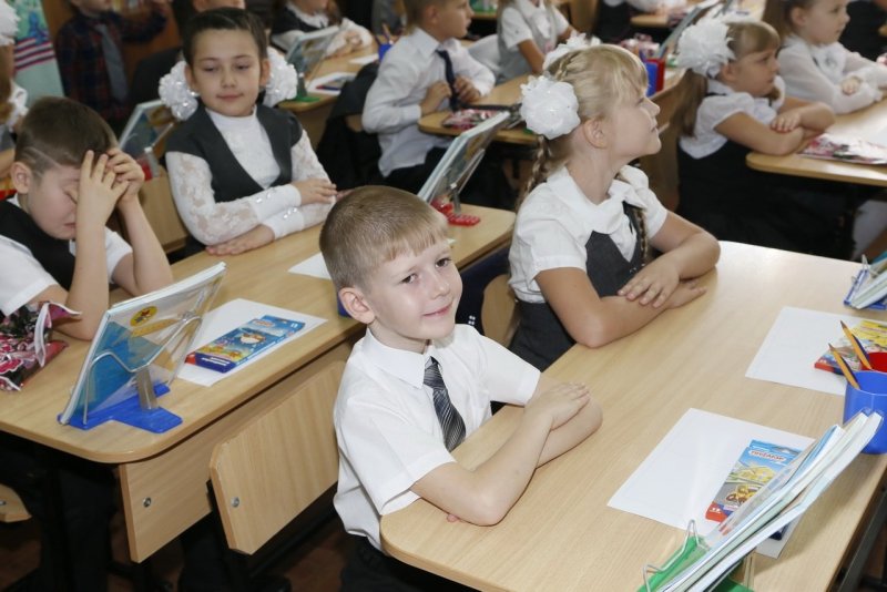 Ученик сидит за партой