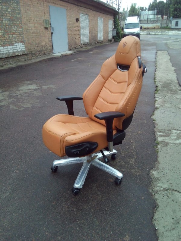 Компьютерное кресло из автомобильного