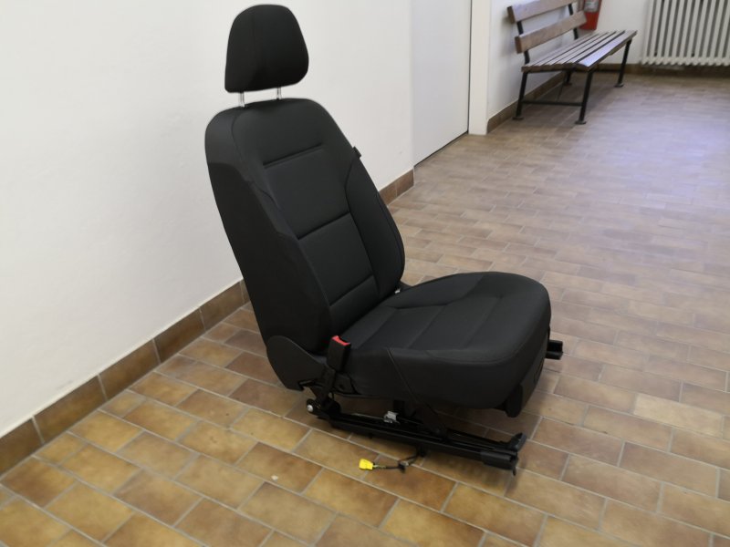 Офисное кресло из автомобильного сиденья