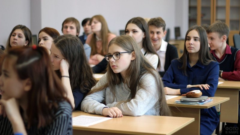 Подросток за партой