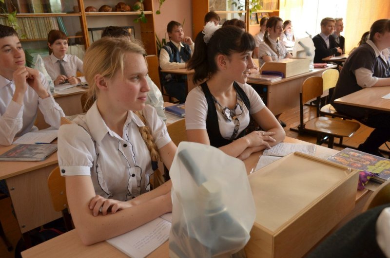 Ученики старших классновза партой
