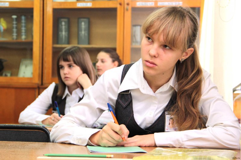 Ученики в школе старшеклассники