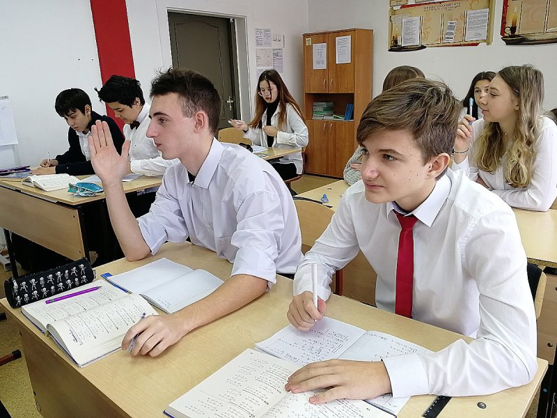 Старшие школьники за партой